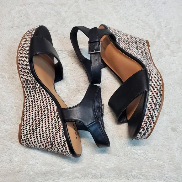 a Wide - Picture 2 of 10